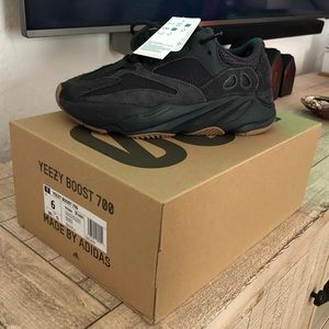 YEEZY 700 Utility Black S: 6